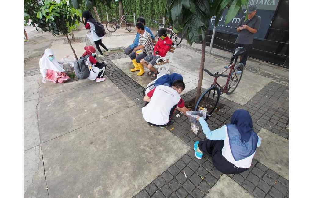 Aksi Pungut Puntung Rokok