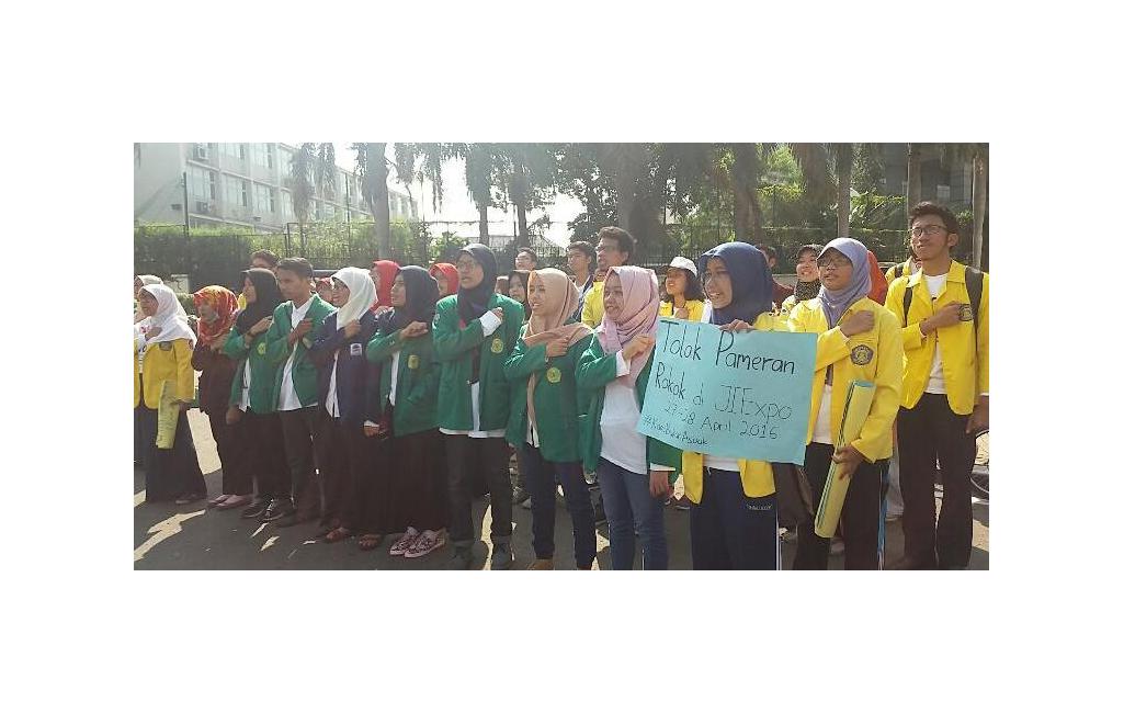 Mahasiswa Gelar Aksi Tolak Pameran Rokok di Bundaran HI