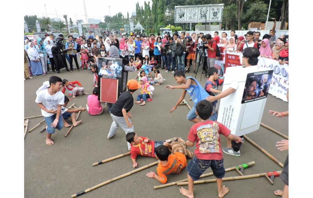 Aksi 10.000 Pesawat Kertas untuk Presiden
