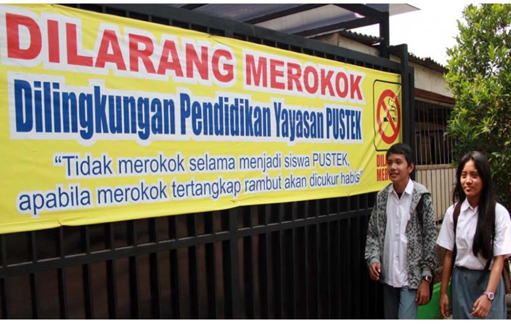 Sekolah di Bandung Dikepung Iklan Rokok