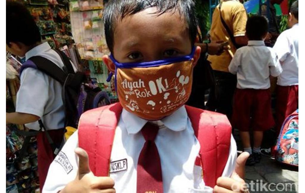 Mahasiswa Jember Kampanye Antirokok Melalui Masker 'Ken Arok'
