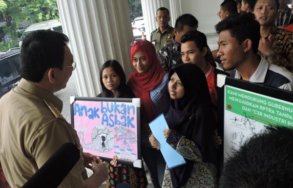 Ahok Tolak Turunkan Papan Nama Sponsor RPTRA