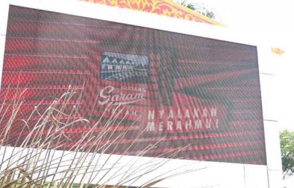 Melanggar, Pemko Ditantang Tertibkan Iklan Rokok di Halaman Kejati Riau