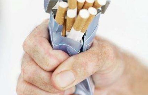 James Bond Boleh Bergaya, Tapi Tidak dengan Rokok