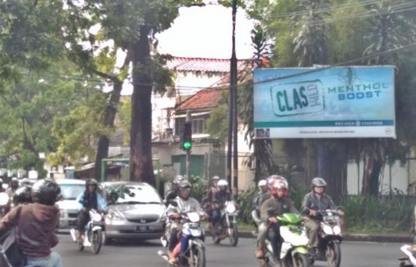 Papan Reklame Rokok Masih Terpampang di Kota Bandung