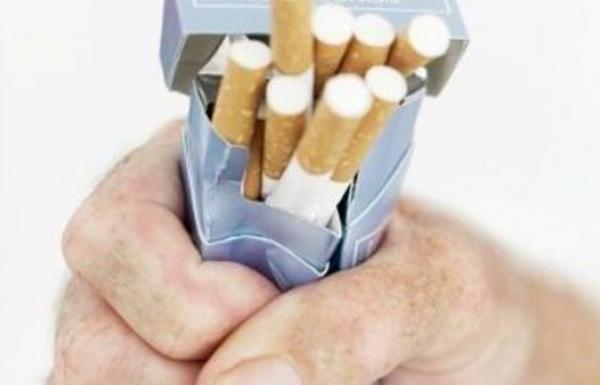 Kampanye Bahaya Rokok, Iklan Ini Tampilkan Pria yang Minta Kanker paru