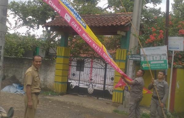 Penerapan Perda KTR Puluhan Spanduk dan Umbul Produk Rokok Dibredel