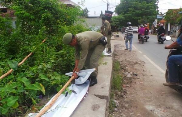 Satpol PP Banjarmasin Mulai Cabuti Umbul-umbul Iklan Rokok