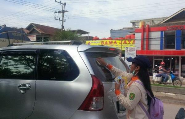 Dinkes Pasang Stiker Kawasan Tanpa Rokok di Angkot