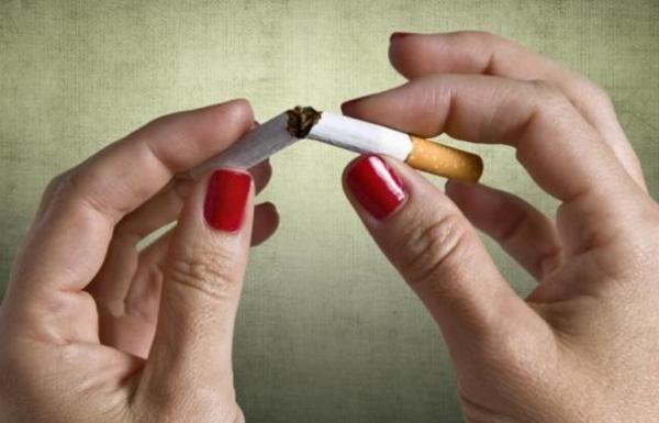 Walau Sesekali, Ada 4 Bahaya Rokok Bagi Wanita