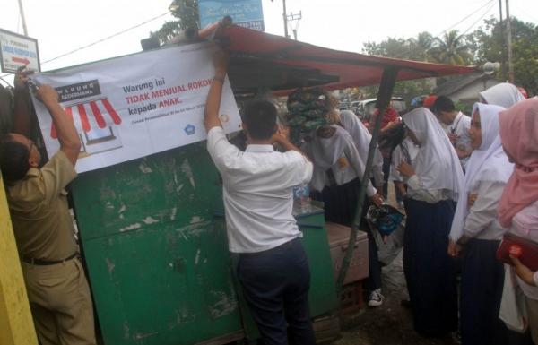 Iklan Rokok Sekitar Sekolah Masih Merajalela di Kota Mataram